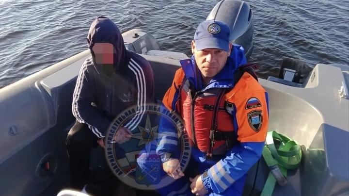 спасли мужчину с острова в ло