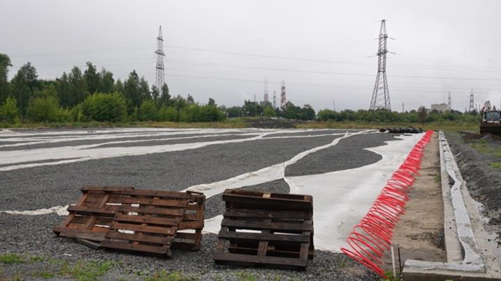 щебень, пленка, поле стадиона и красные трубки