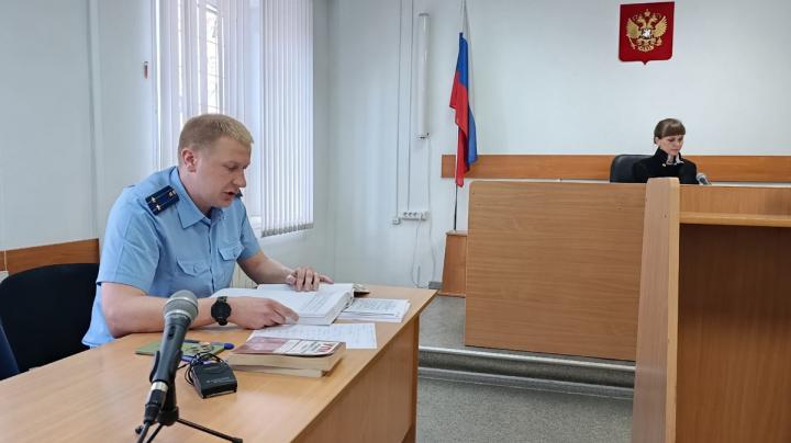 гособвинитель и судья в зале суда