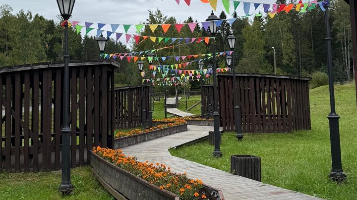 праздничные флажки, цветы, тропинка в парке Суоярви