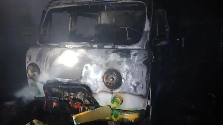 сгоревший в гараже автомобиль
