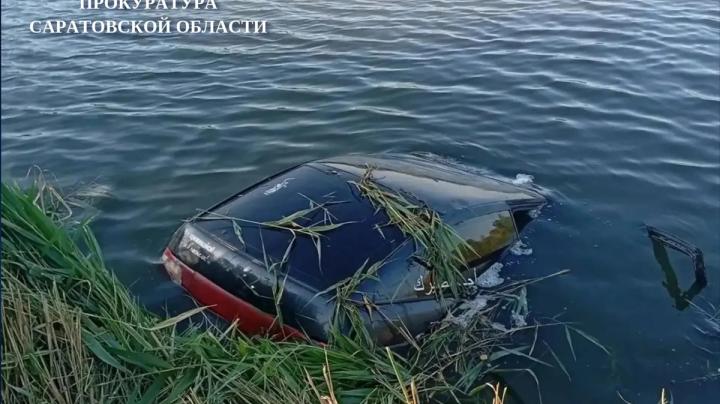 утонувший в водоеме автомобиль