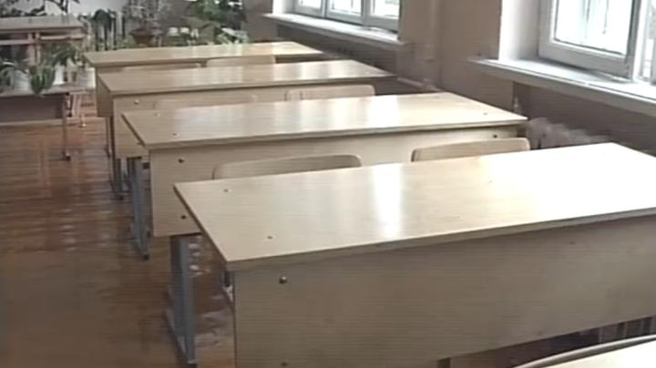 парты в учебном классе и цветы