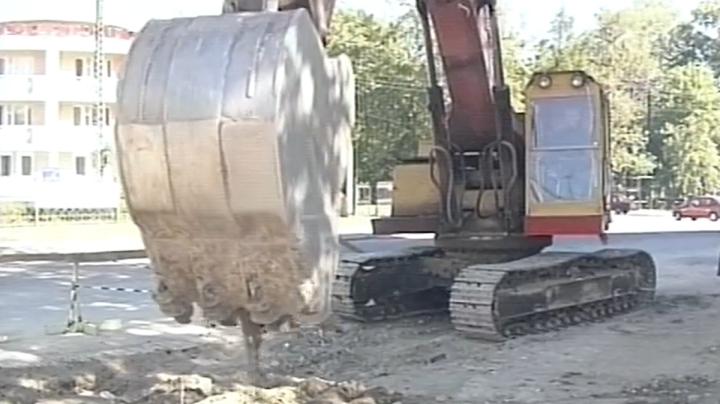 экскаватор копает что-то