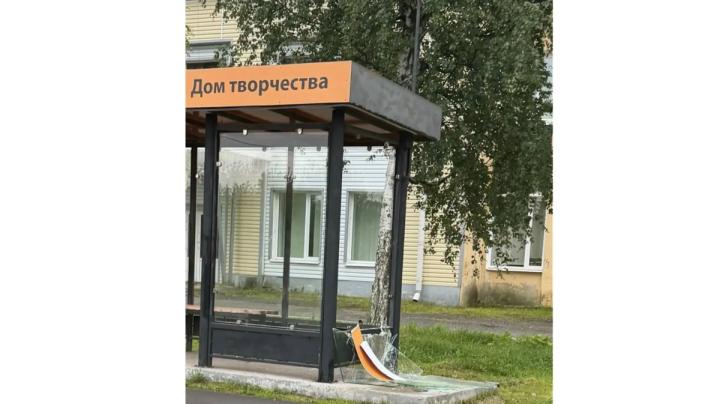 разбитое стекло в остановке
