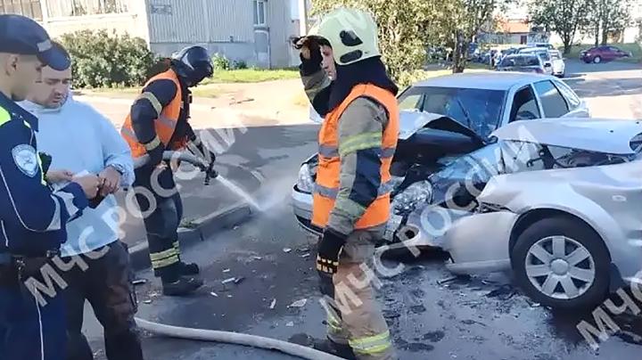 Пожарные спасатели на месте ДТП