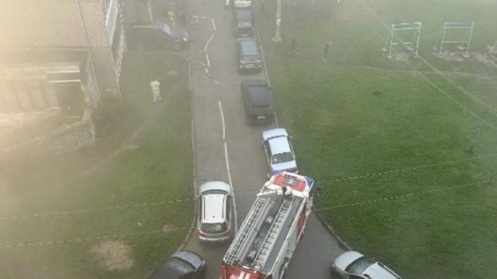 пожарные машины во дворе дома