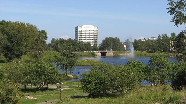 Вид на реку Лососинка и отель "Карелия" в Петрозаводске