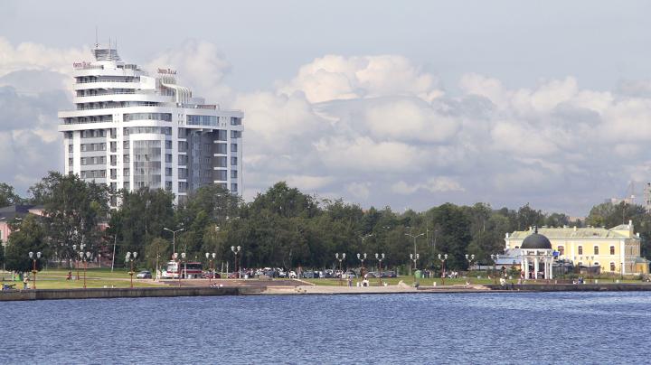 Петрозаводск: вид на Онежскую набережную с озера