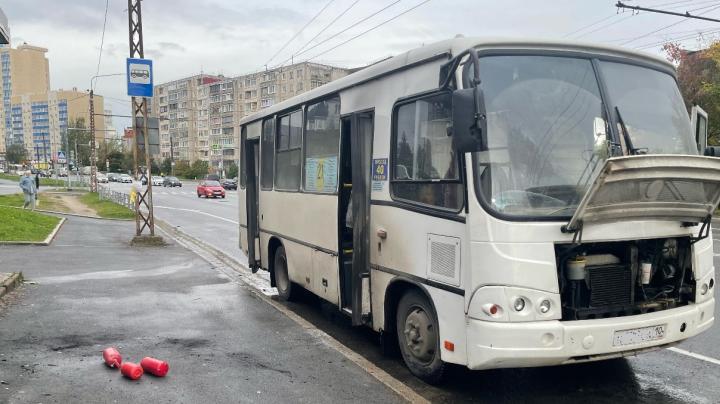 автобус на остановке после задымления