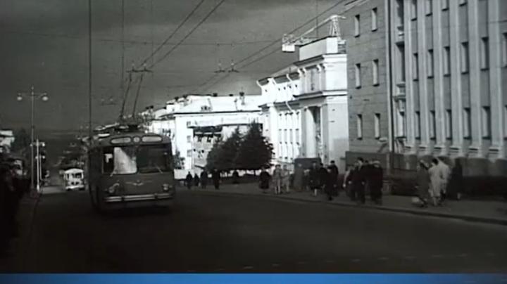 первый троллейбус едет по городу в 1961 году