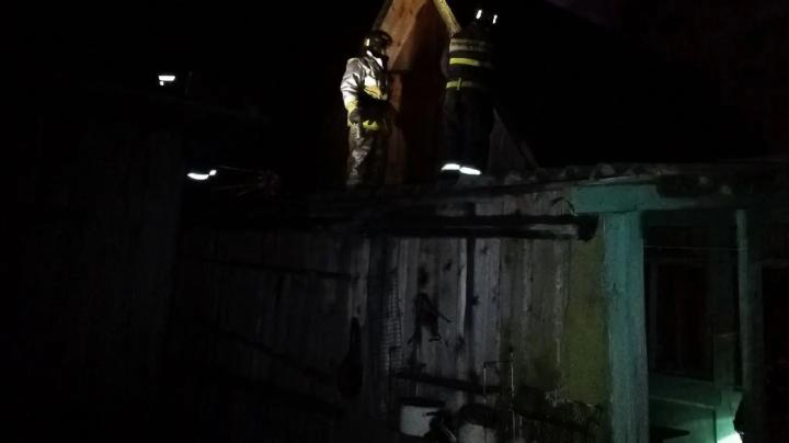 пожарные на крыше дома