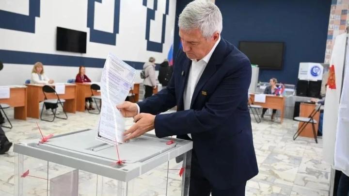 Парфенчиков голосует