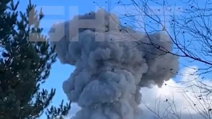 дым от пожара на предприятии