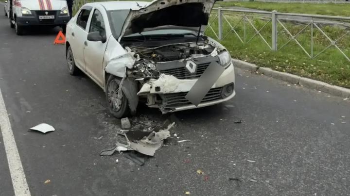 разбитая в аварии легковушка