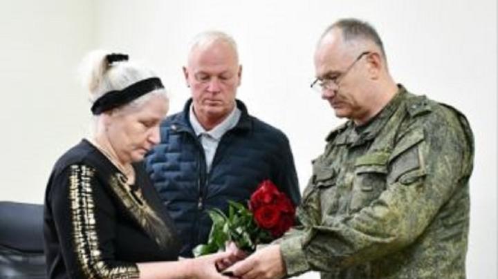вручение награды семье погибшего участника сво