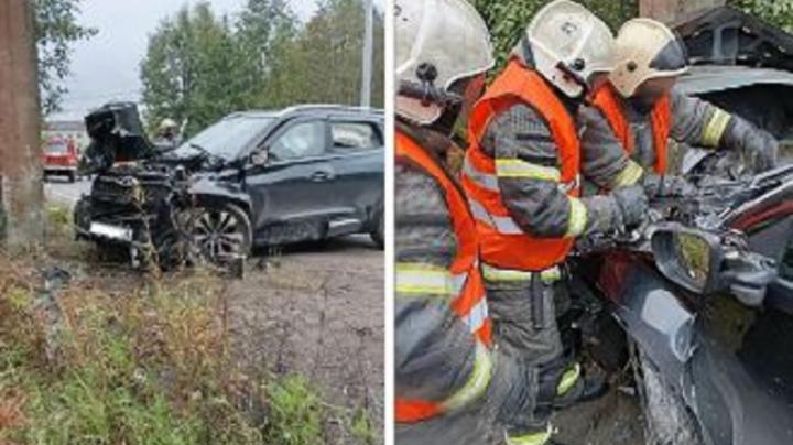 пожарные вырезают аккумулятор в авто после дтп