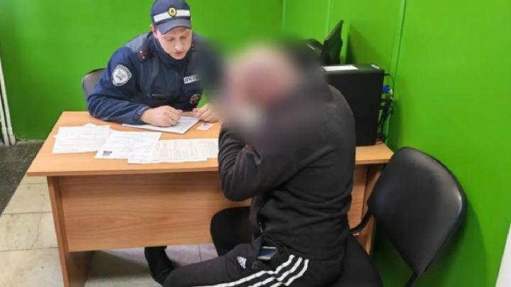 инспектор гаи беседует с нарушителем