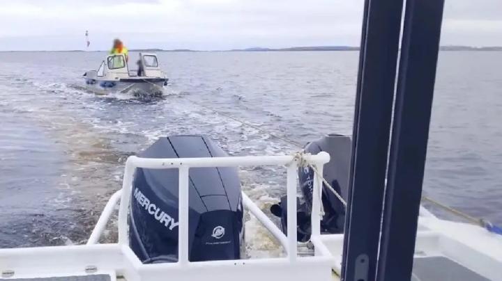 спасатели подцепили заглохшую лодку в море