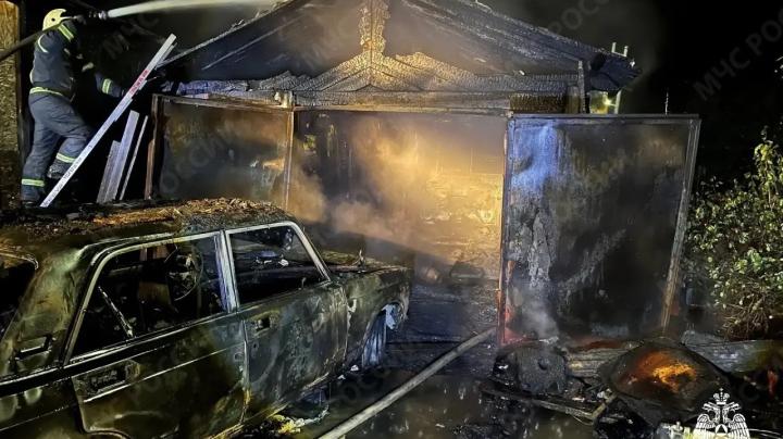 пожарные тушат полыхающий гараж 