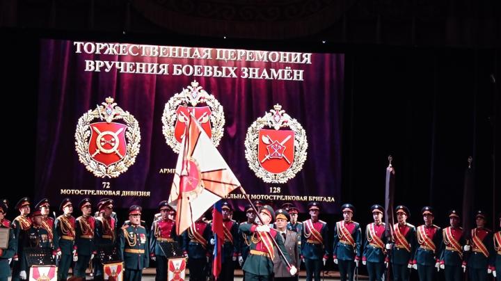 военнослужащие, знамена