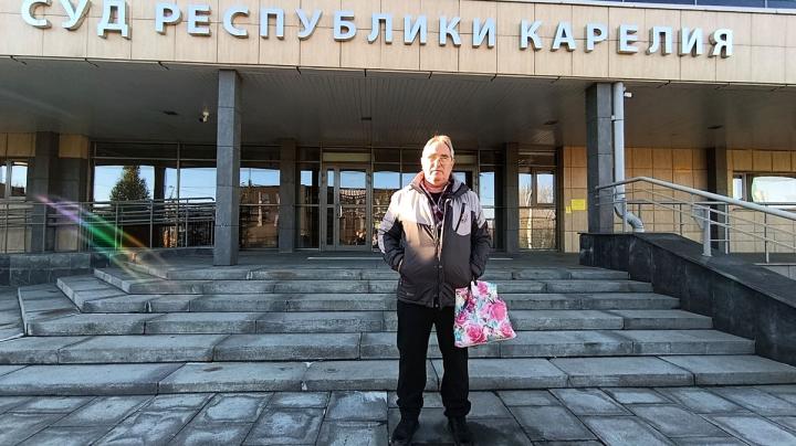 Николай Петрюк у здания суда