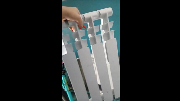 рука держит часть батареи