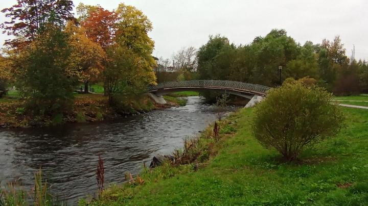 пешеходный мост через реку