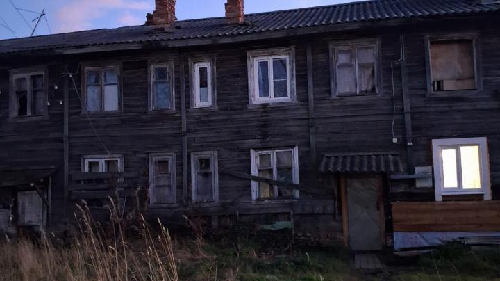 Аварийный дом на улице Школьной в Чалне