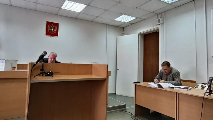 судья, микрофон, суд