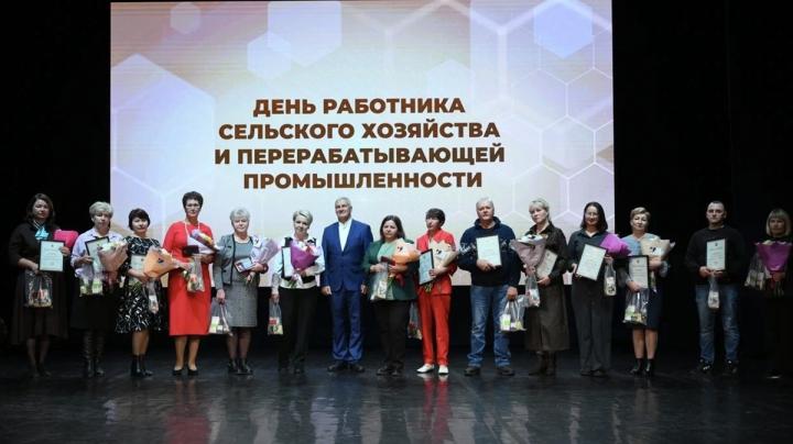 женщины и губернатор на сцене