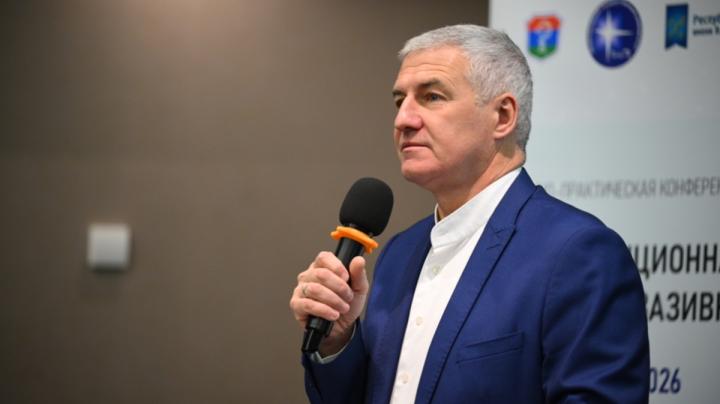 Парфенчиков с микрофоном
