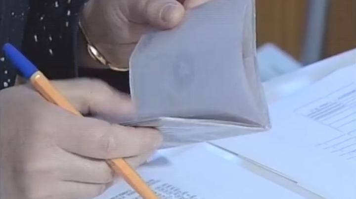 человек листает паспорт