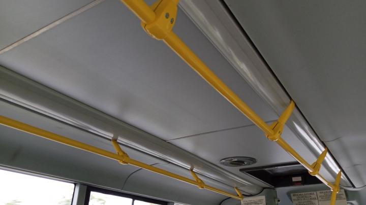 поручни в автобусе