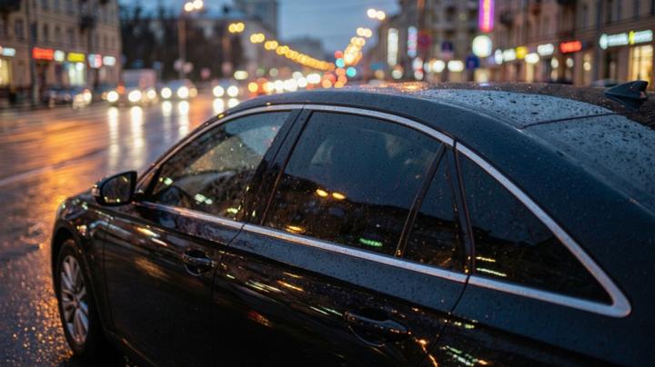 автомобиль под дождем стоит на улице