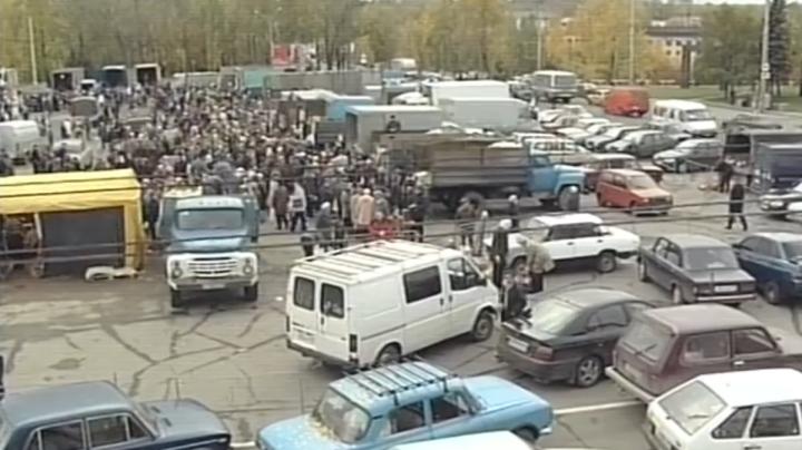 грузовики и люди