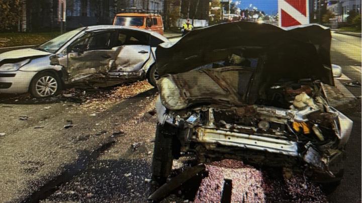 два разбитых авто после ДТП