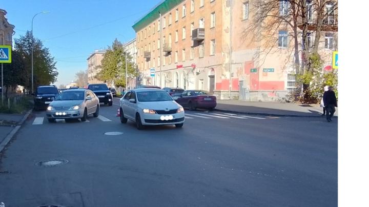 машина, пешеходный переход