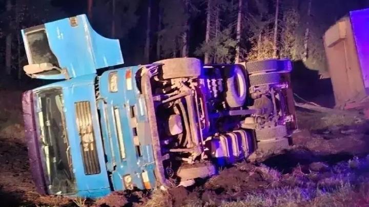 опрокинувшийся грузовик 