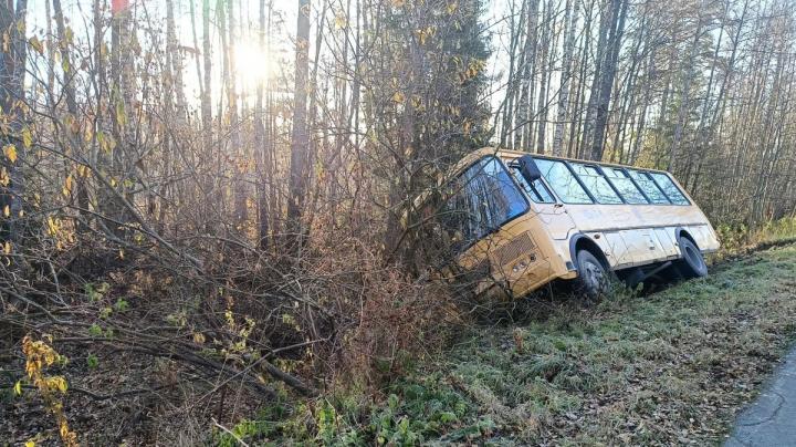 Опрокинутый школьный автобус