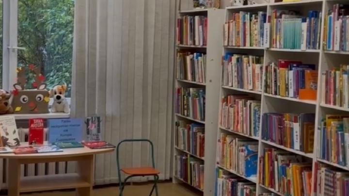 стеллажи с книгами в библиотеке