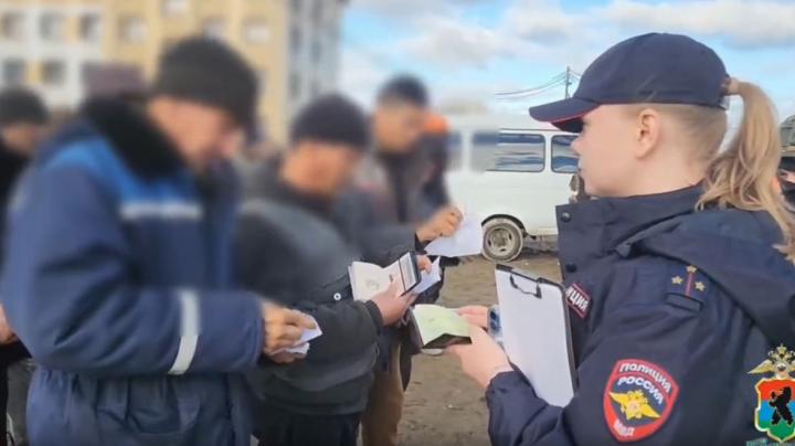 полиция проверяет документы у рабочих-иностранцев на стройке