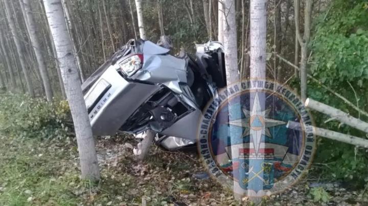 разбитая всмятку легковая машина