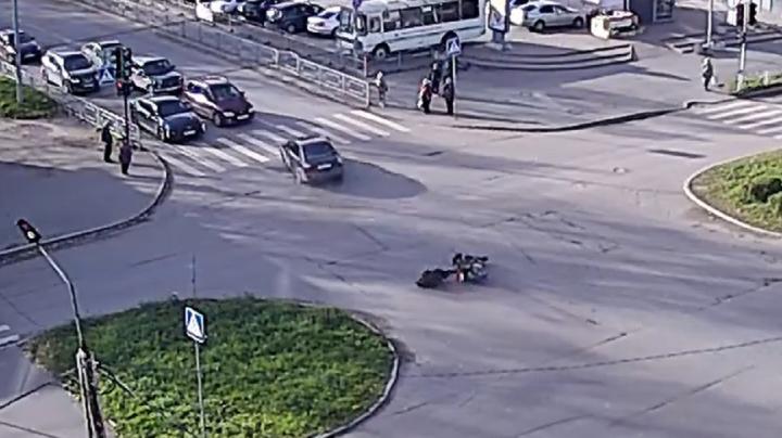 Мотоциклист на земле
