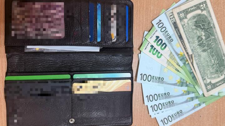 Портмоне с деньгами
