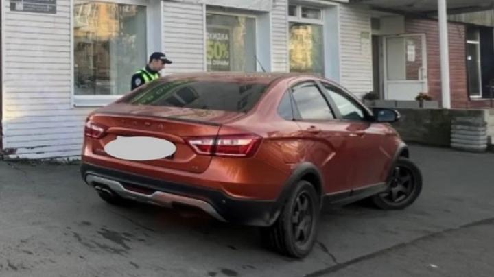 Автомобиль на тротуаре
