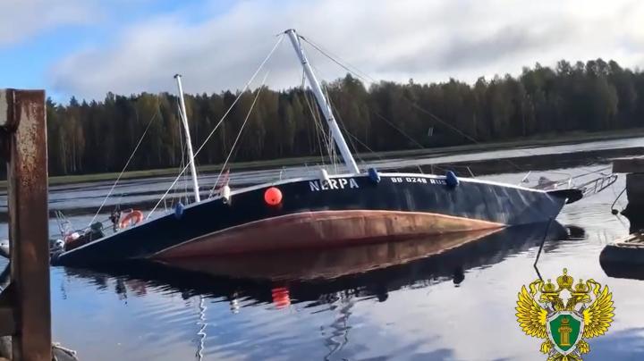Затонувшая яхта