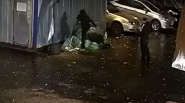 девушка избивает мужчину
