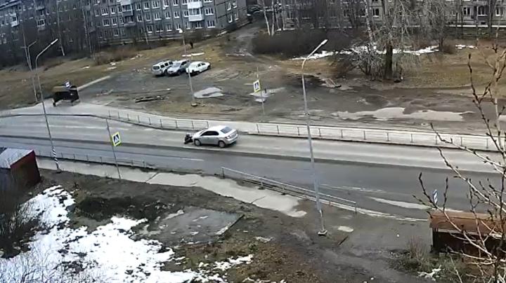 авто сбивает женщину
