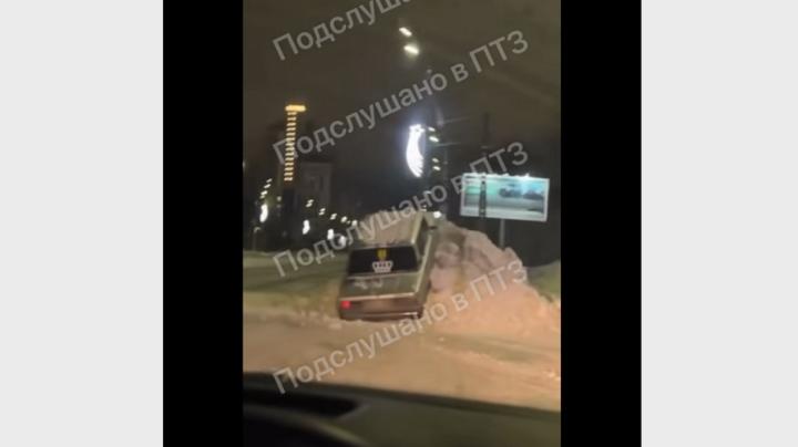легковушка в снегу
